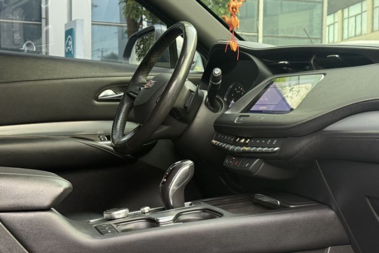 Used Cadillac XT4 2018 28T Two-Wheel Drive Leading Version Interior 3