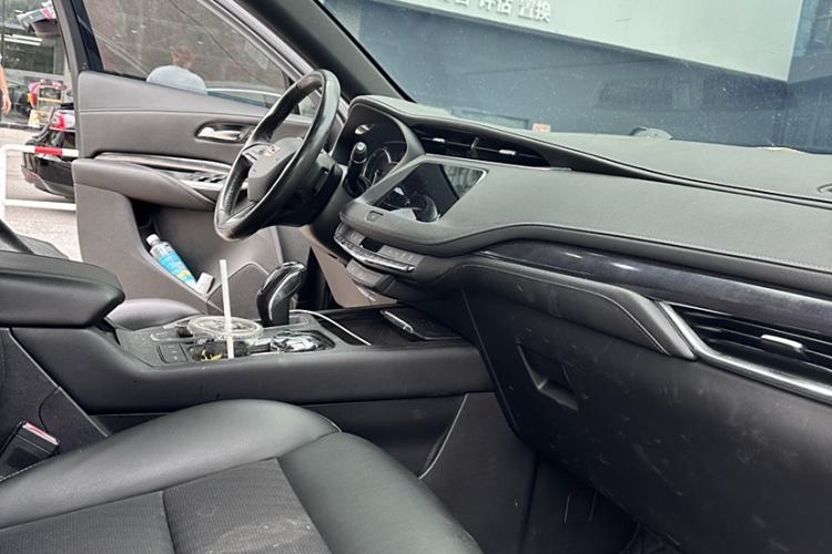 Used Cadillac XT4 2018 28T Two-Wheel Drive Tech Version Interior 4
