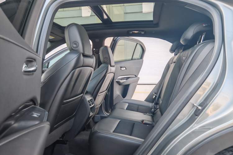 Used Cadillac XT4 2018 28T Two-Wheel Drive Tech Version Interior 4