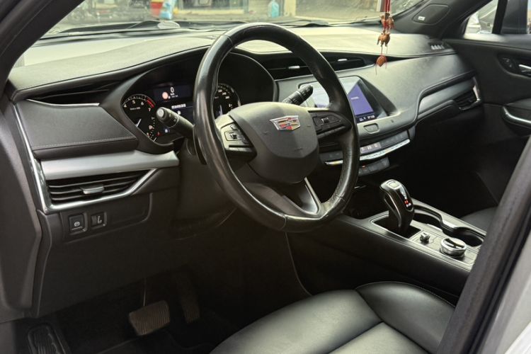 Used Cadillac XT4 2018 28T Two-Wheel Drive Leading Version Interior 4