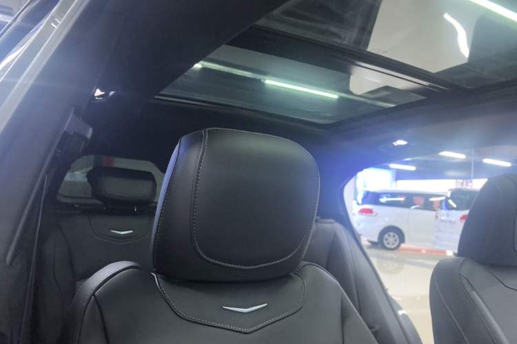 Used Cadillac XT4 2018 28T Two-Wheel Drive Leading Version Interior 5
