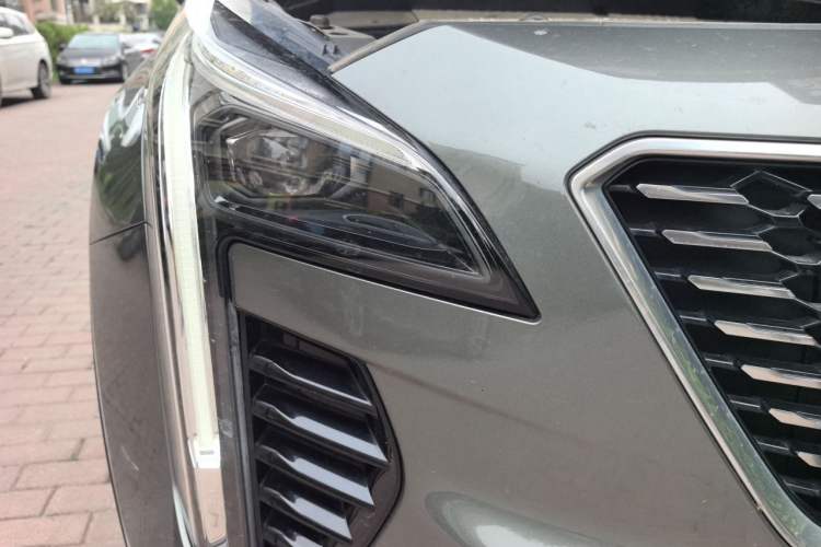 Used Cadillac XT4 2018 28T Two-Wheel-Drive Luxury Model Right Front Headlight