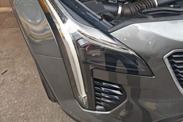 Used Cadillac XT4 2018 28T Two-Wheel-Drive Luxury Model Right Front Headlight