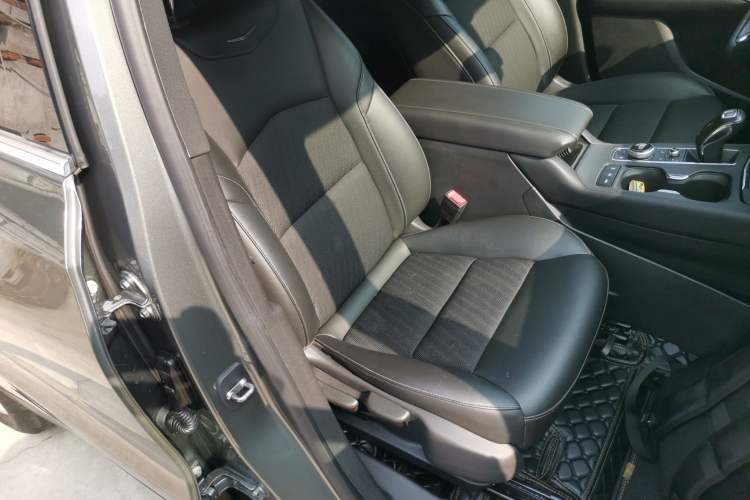 Used Cadillac XT4 2018 28T Two-Wheel Drive Tech Version Right Front Seat