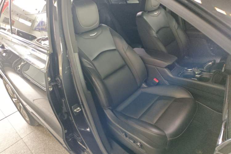 Used Cadillac XT4 2018 28T Two-Wheel Drive Luxury Sport Model Right Front Seat