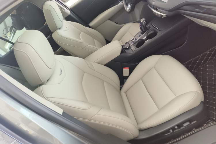 Used Cadillac XT4 2018 28T Two-Wheel-Drive Luxury Model Right Front Seat