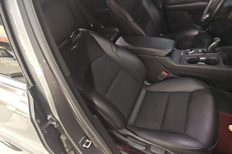 Used Cadillac XT4 2018 28T Two-Wheel Drive Tech Version Right Front Seat
