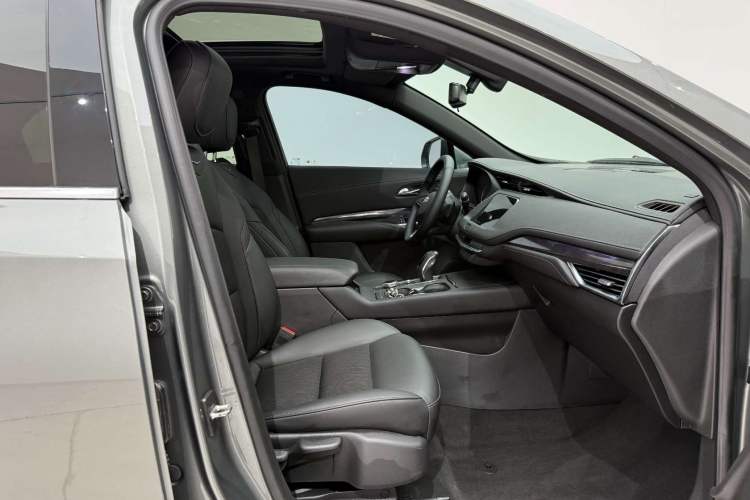 Used Cadillac XT4 2018 28T Two-Wheel Drive Tech Version Right Front Seat