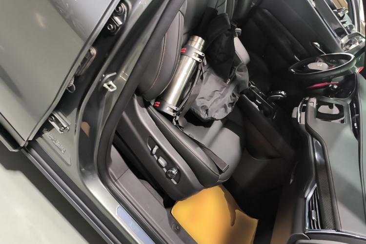 Used Cadillac XT4 2018 28T Two-Wheel Drive Luxury Sport Model Right Front Seat