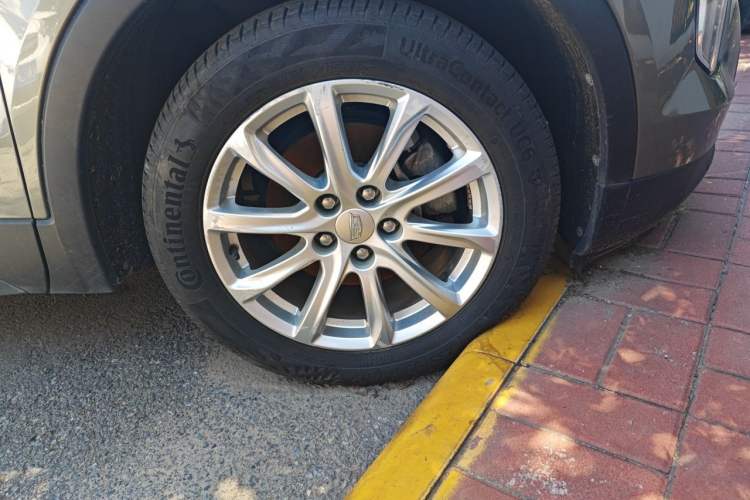 Used Cadillac XT4 2018 28T Two-Wheel Drive Tech Version Right Front Wheel Hub
