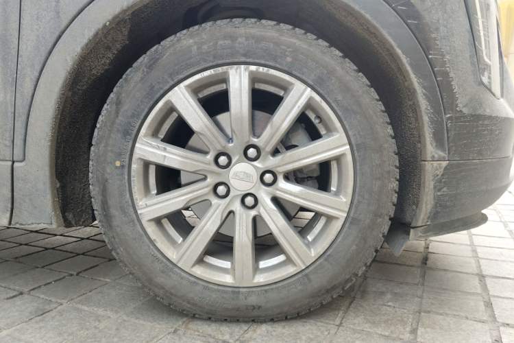 Used Cadillac XT4 2018 28T Two-Wheel-Drive Luxury Model Right Front Wheel Hub
