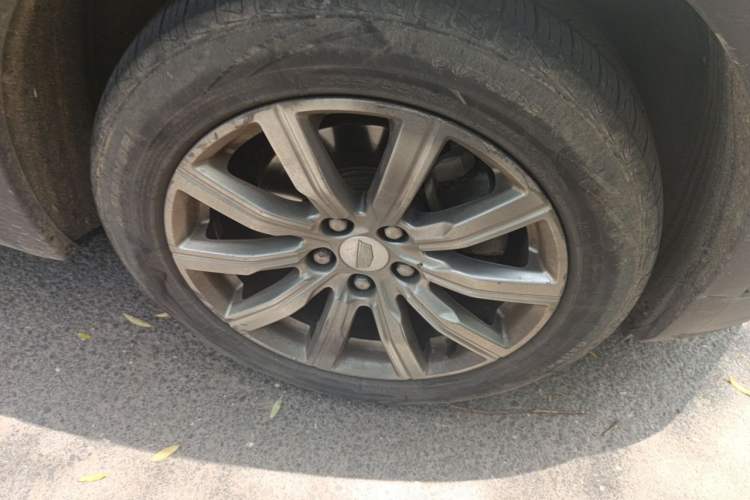 Used Cadillac XT4 2018 28T Two-Wheel-Drive Luxury Model Right Front Wheel Hub