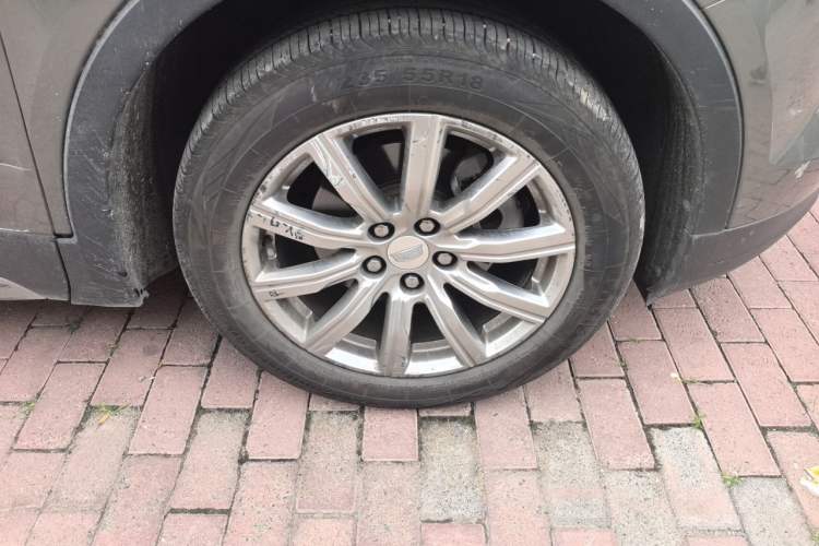 Used Cadillac XT4 2018 28T Two-Wheel-Drive Luxury Model Right Front Wheel Hub