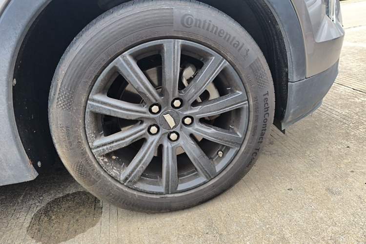 Used Cadillac XT4 2018 28T Two-Wheel-Drive Luxury Model Right Front Wheel Hub