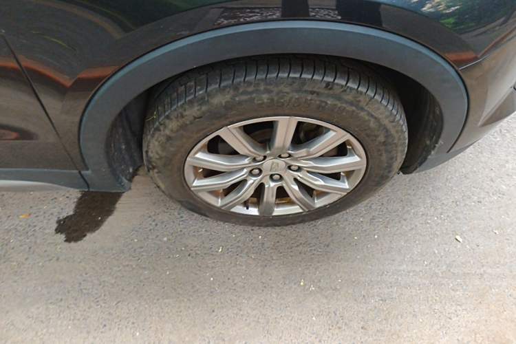 Used Cadillac XT4 2018 28T Two-Wheel-Drive Luxury Model Right Front Wheel Hub