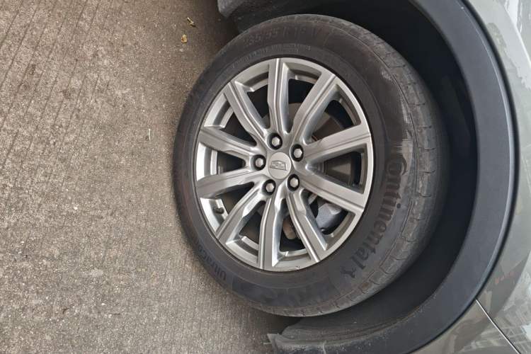 Used Cadillac XT4 2018 28T Two-Wheel-Drive Luxury Model Right Front Wheel Hub