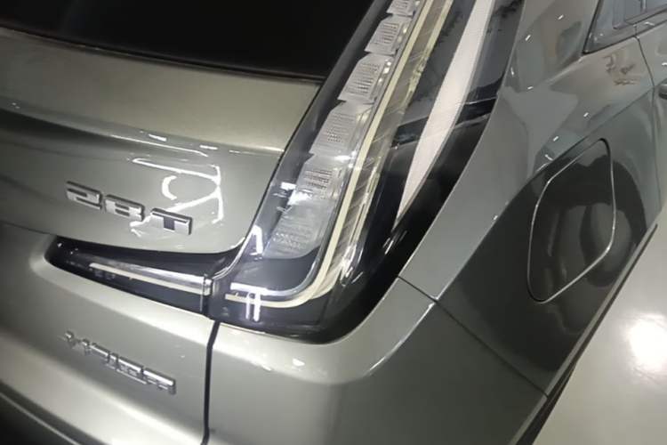 Used Cadillac XT4 2018 28T Two-Wheel Drive Luxury Sport Model Right Rear Taillight