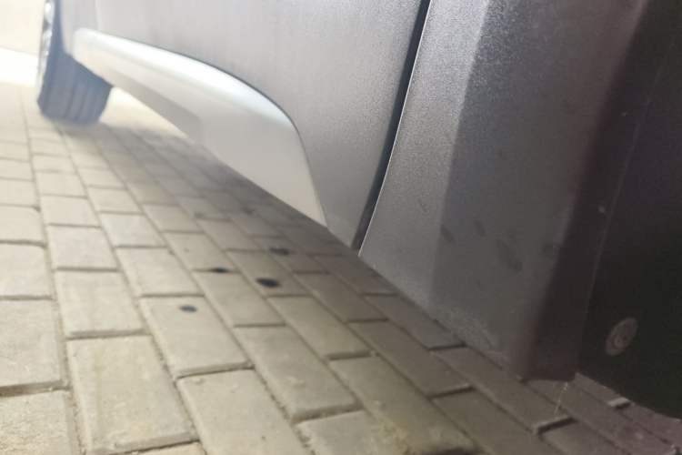 Used Cadillac XT4 2018 28T Two-Wheel-Drive Luxury Model Right Side Sill