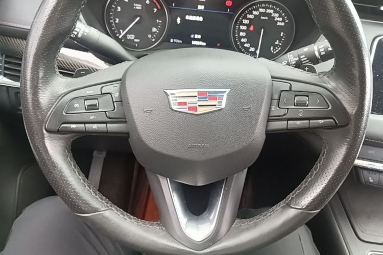 Used Cadillac XT4 2018 28T 4x4 Platinum Sport Edition Steering Wheel
