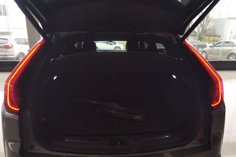 Used Cadillac XT4 2018 28T Two-Wheel Drive Leading Version Trunk
