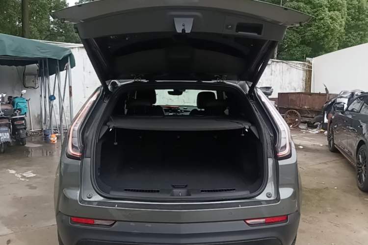 Used Cadillac XT4 2018 28T 4x4 Platinum Sport Edition Trunk