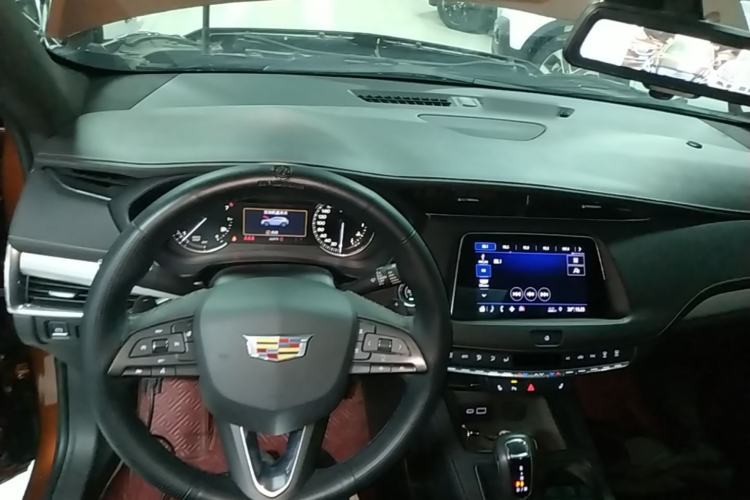 Used Cadillac XT4 2018 28T Two-Wheel-Drive Luxury Model Center Console