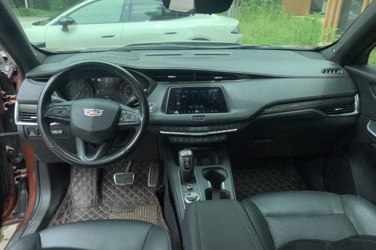 Used Cadillac XT4 2018 28T 4x4 Platinum Sport Edition Center Console