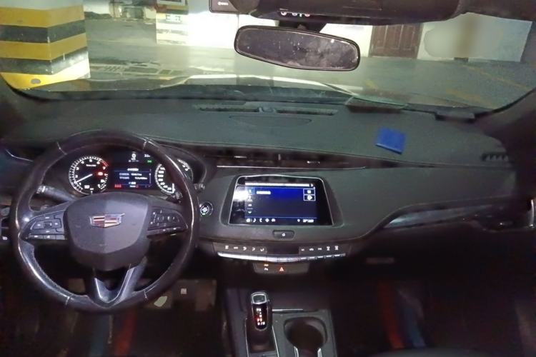 Used Cadillac XT4 2018 28T Two-Wheel Drive Tech Version Center Console