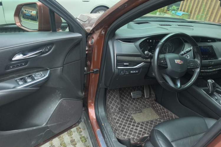 Used Cadillac XT4 2018 28T 4x4 Platinum Sport Edition Driver Seat
