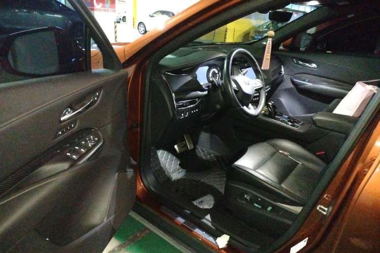Used Cadillac XT4 2018 28T 4x4 Platinum Sport Edition Driver Seat