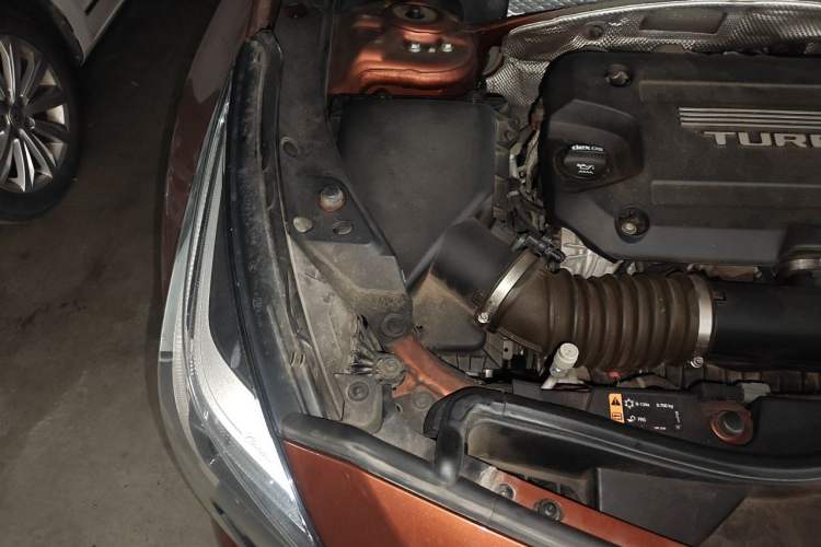 Used Cadillac XT4 2018 28T Two-Wheel-Drive Luxury Model Engine Bay Right