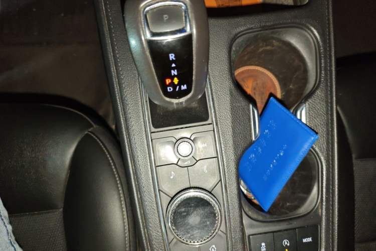 Used Cadillac XT4 2018 28T Two-Wheel Drive Tech Version Gear Lever