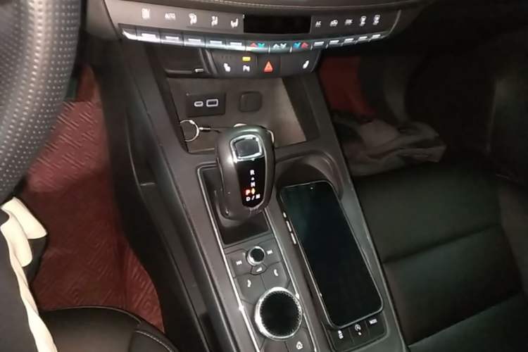 Used Cadillac XT4 2018 28T Two-Wheel-Drive Luxury Model Gear Lever