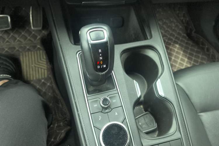 Used Cadillac XT4 2018 28T 4x4 Platinum Sport Edition Gear Lever