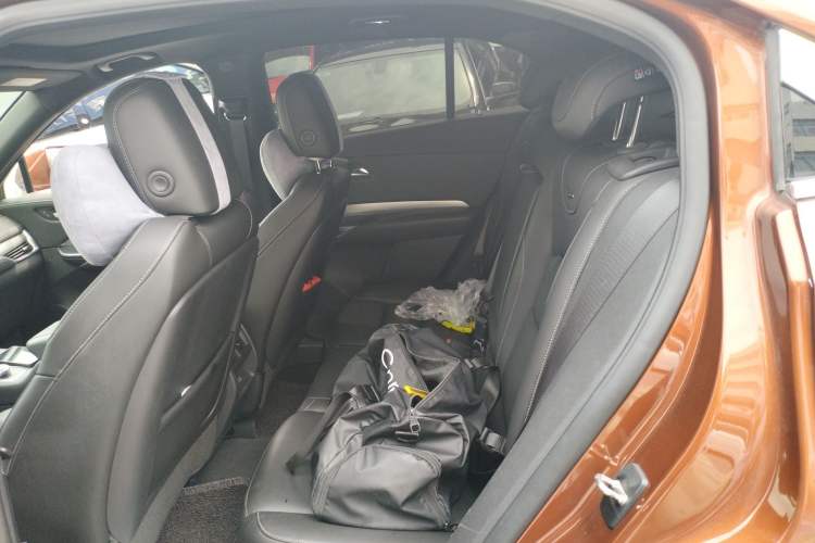 Used Cadillac XT4 2018 28T Two-Wheel Drive Leading Version Interior 4