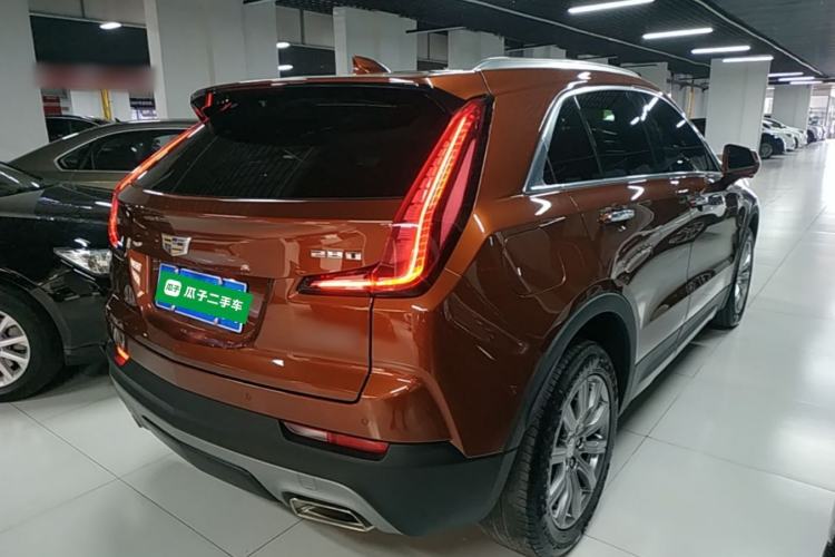 Used Cadillac XT4 2018 28T Two-Wheel-Drive Luxury Model Rear Right 45 Deg