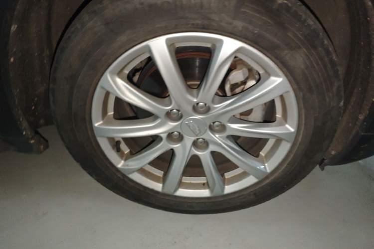 Used Cadillac XT4 2018 28T Two-Wheel Drive Tech Version Right Front Wheel Hub