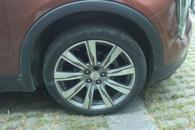 Used Cadillac XT4 2018 28T 4x4 Platinum Sport Edition Right Front Wheel Hub