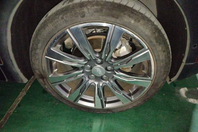 Used Cadillac XT4 2018 28T 4x4 Platinum Sport Edition Right Front Wheel Hub