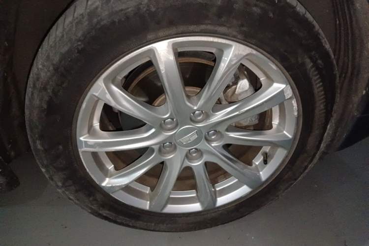 Used Cadillac XT4 2018 28T Two-Wheel Drive Tech Version Right Front Wheel Hub