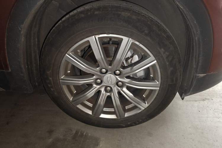 Used Cadillac XT4 2018 28T Two-Wheel-Drive Luxury Model Right Front Wheel Hub
