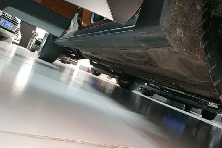 Used Cadillac XT4 2018 28T Two-Wheel-Drive Luxury Model Right Side Sill