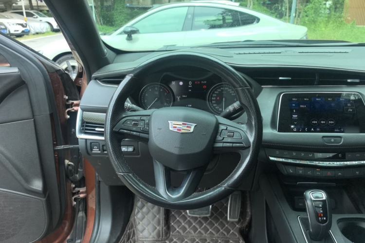 Used Cadillac XT4 2018 28T 4x4 Platinum Sport Edition Steering Wheel