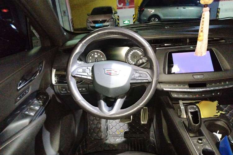 Used Cadillac XT4 2018 28T 4x4 Platinum Sport Edition Steering Wheel