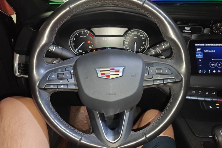 Used Cadillac XT4 2018 28T Two-Wheel-Drive Luxury Model Steering Wheel