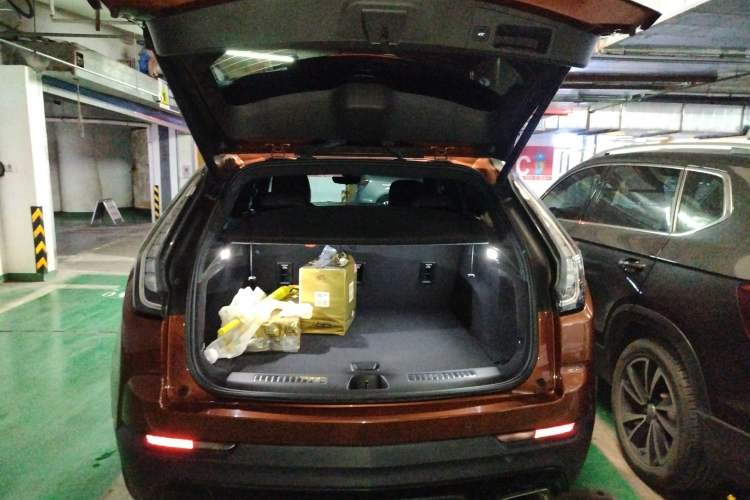 Used Cadillac XT4 2018 28T 4x4 Platinum Sport Edition Trunk