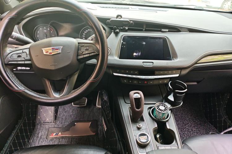 Used Cadillac XT4 2018 28T 4x4 Platinum Sport Edition Center Console