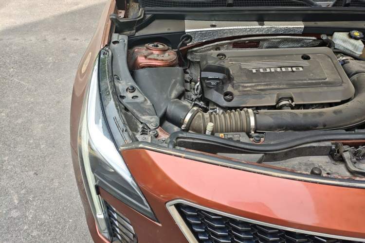 Used Cadillac XT4 2018 28T 4x4 Platinum Sport Edition Engine Bay Right