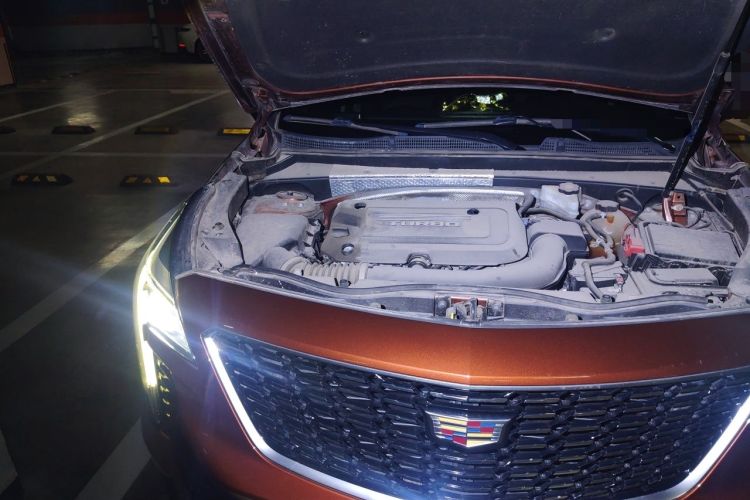 Used Cadillac XT4 2018 28T Two-Wheel-Drive Luxury Model Engine Bay Right