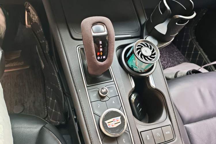 Used Cadillac XT4 2018 28T 4x4 Platinum Sport Edition Gear Lever